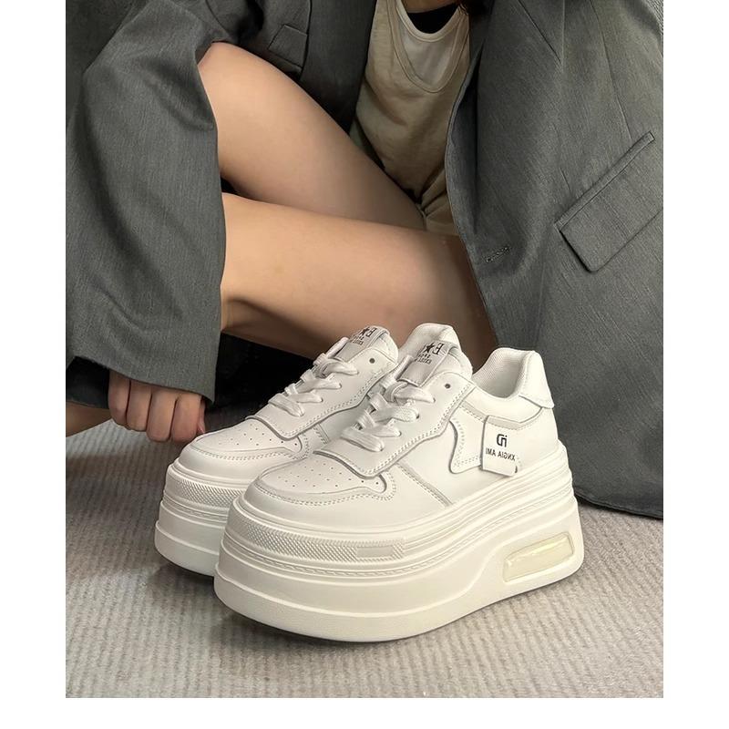 Scarpe zeppa muffin scarpe da donna primavera invisibile aumento altezza interna uomo basso Le suola spessa pelle scarpe bianche
