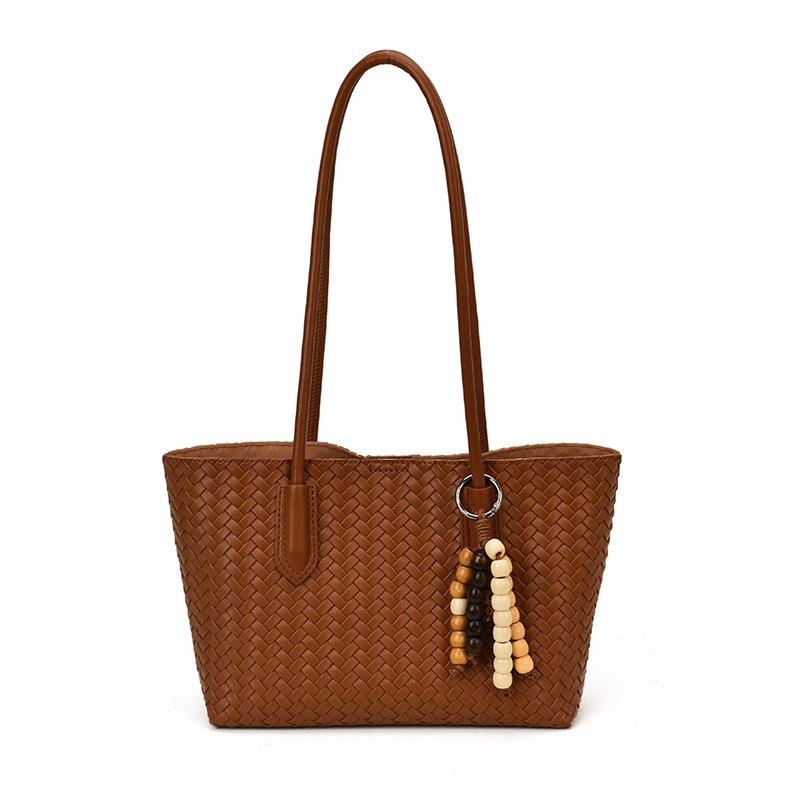 Large-capacity retro woven bag women's autumn and winter versatile 2025 new casual shoulder bag commuter tote bag