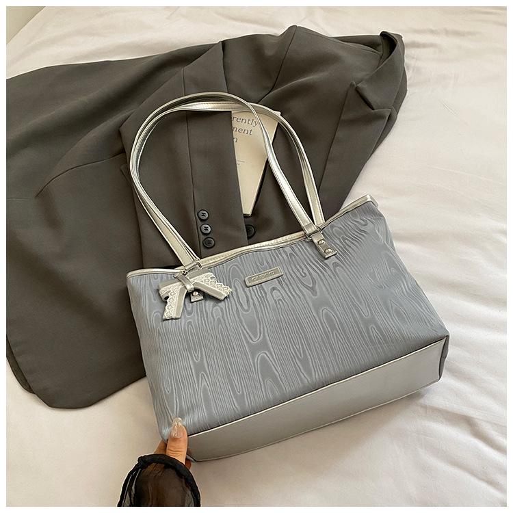 

Новая мягкая прочная винтажная ручная сумка большой вместимости премиальной текстуры мягкая прочная уличная с принтом через плечо серебряный