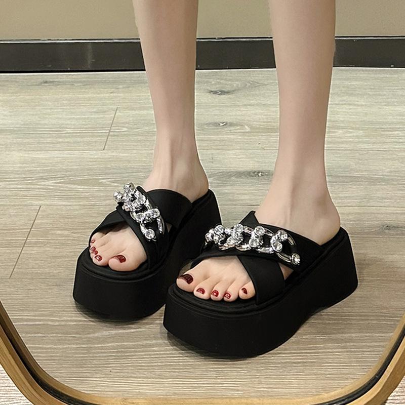 Strass tofflor med ett ord för damers sommarbruk 2025 nya små man höjdökning tjock sula mode strand coola tofflor för kvinnor