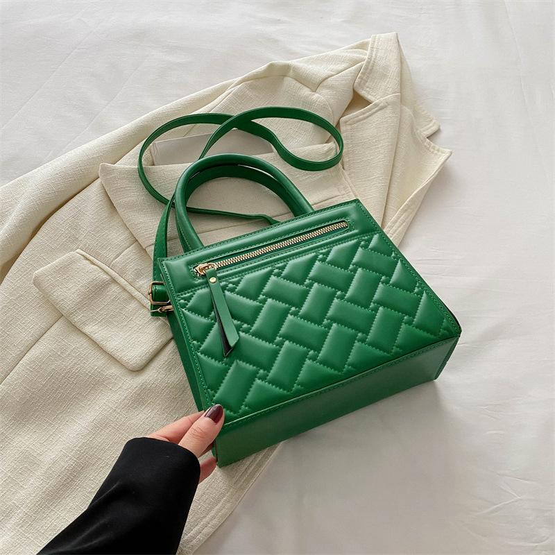 

Простая текстура женская темпераментная сумочка 2025 весна новая универсальная ins сумка через плечо, сумка-мессенджер, маленькая квадратная сумка женская зелёный