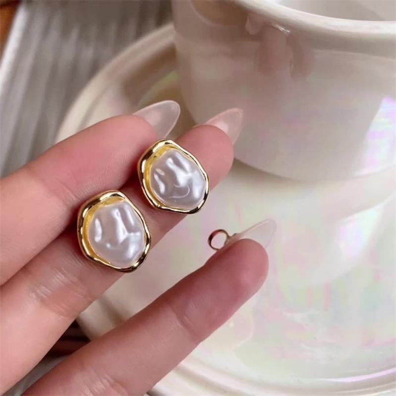 Trending Minimalist Geometric Irregular Round Metal Pearl Earrings for Women Personality Vintage Baroque Stud Earrings Jewelry