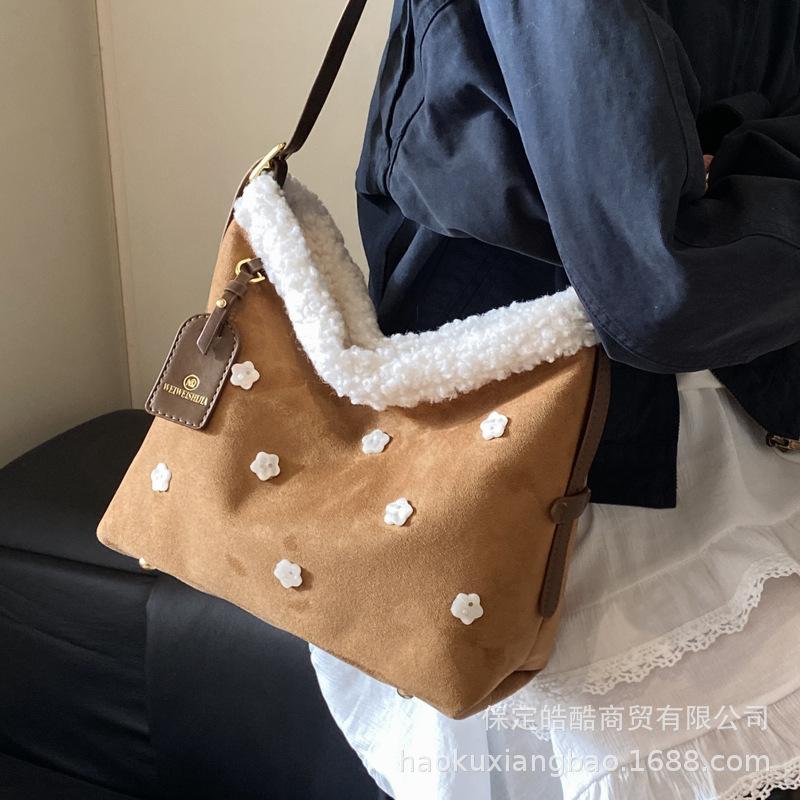 Autumn and Winter Retro Lamb Wool Tote Bag Women's 2025 New Fashion Bucket Bag Shoulder Underarm Bag Messenger Bag Tide