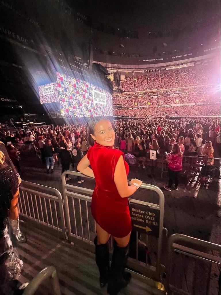 Zlaté sametové minišaty bez rukávů s ramenními vycpávkami, sexy úzký střih, design s vysokým pasem.