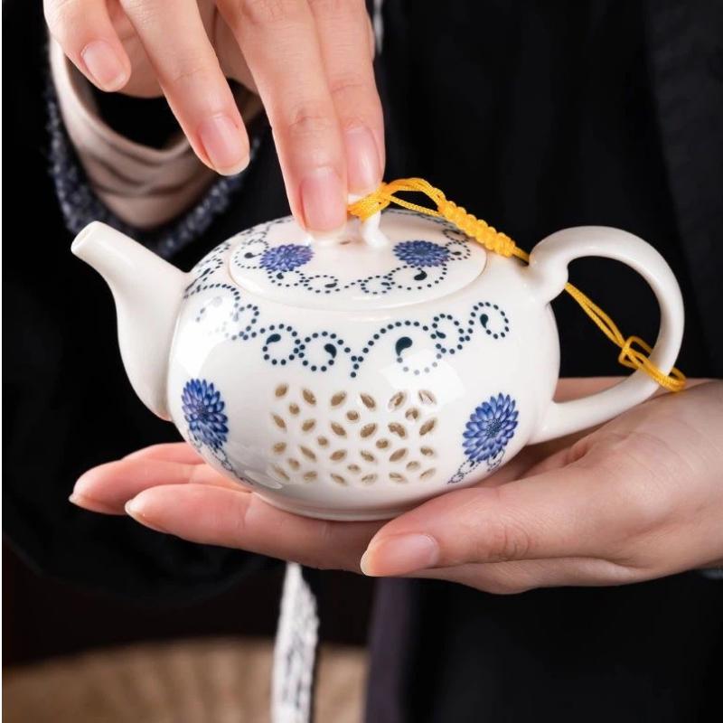 Porcelain Hollow Beehive Gaiwan Tea Set – Elegant Chinese Kung Fu Tea Cup with Lid