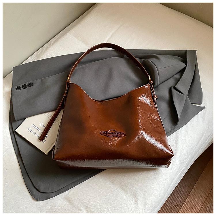 

High-end sense large-capacity commuter tote bag women s European and American texture niche fashion simple and versatile single shoulder tote bag коричневый