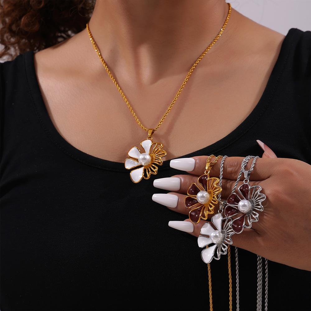 Retro Light Luxury Oil Drop Hollow Bead Flower Pendant Fashionable Sweet Gentle Titanium Steel Necklace Jewelry