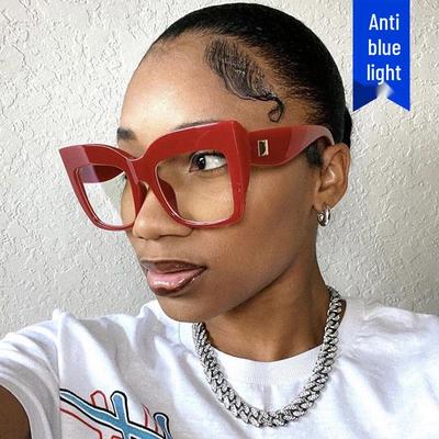 Kwadratowe okulary kocie oko z dużymi oprawkami i detalami nitowanymi - Styl 2022 dla kobiet, inspirowane stylem europejskim i amerykańskim