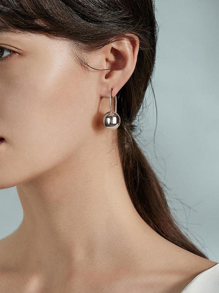 Kolczyki wiszące z kulką w kolorze srebrnym dla kobiet biżuteria kostiumowa modne dodatki