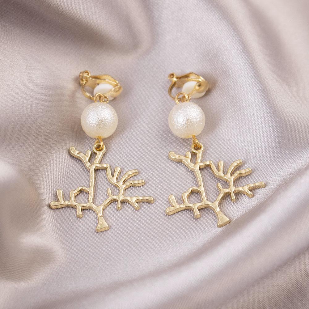 Elegant Clip-On Triangle Earrings for Non-Pierced Ears - Versatile, Light Luxury for Everyday Wear.