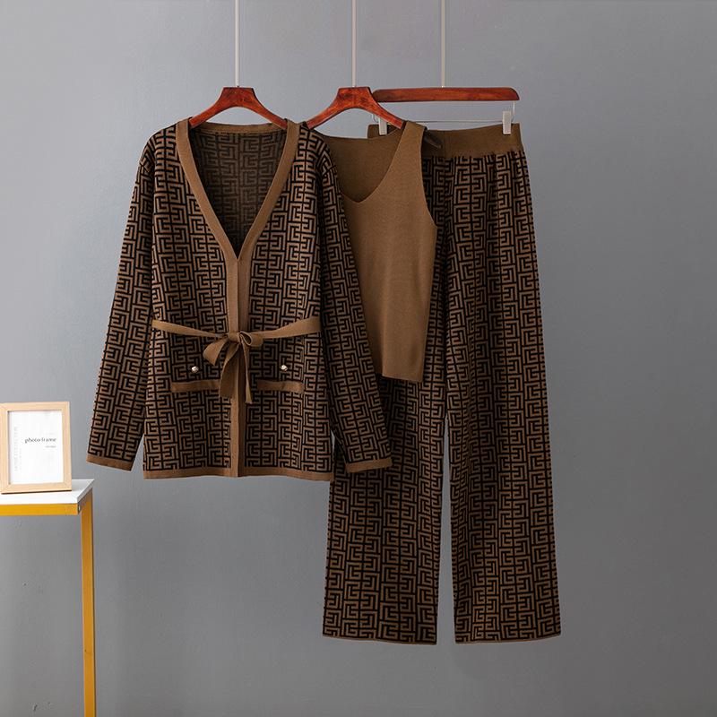 

Женский европейский и американский жаккардовый модный комплект: Пальто-шаль, трикотаж с V-образным вырезом, брюки широкого кроя One Size