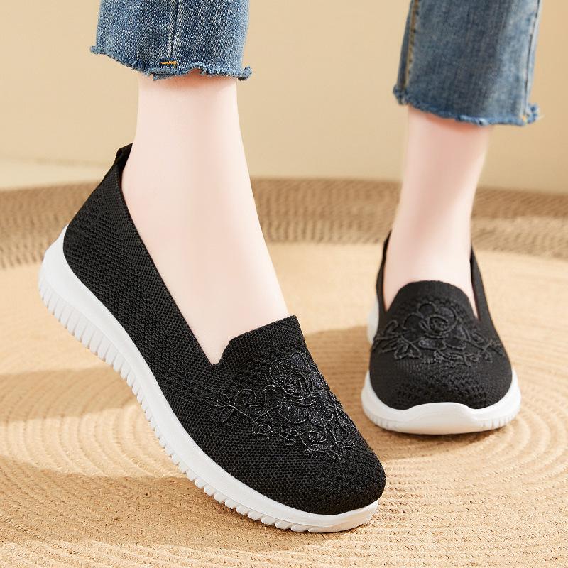 Shoes women's 2025 autumn new women's shoes old Beijing cloth shoes casual fashion embroidered mother shoes light mouth single shoes