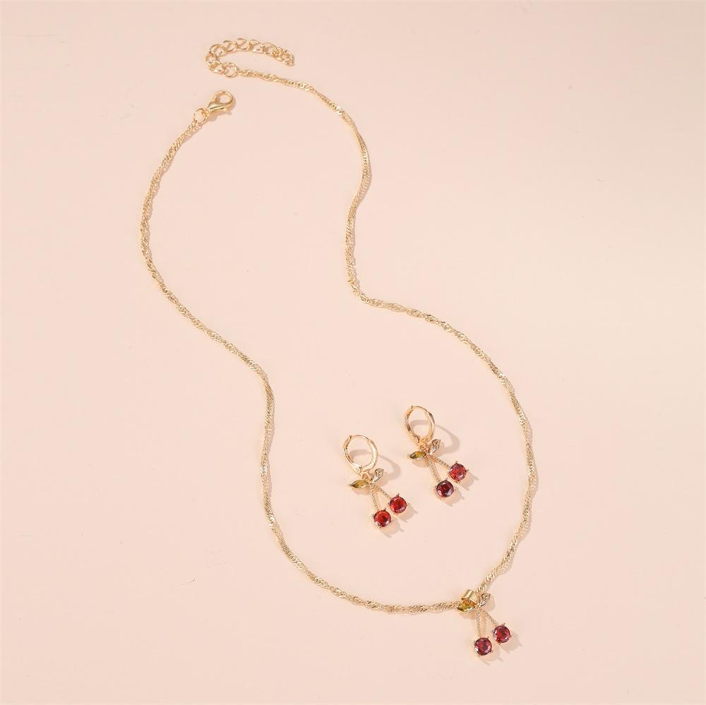 Lusso Festa Cena Nuziale Temperamento Set Zirconi Cristallo Rosso Brillante Ciliegia Cuore Ciondolo Collana e Orecchini Pendenti per Donne