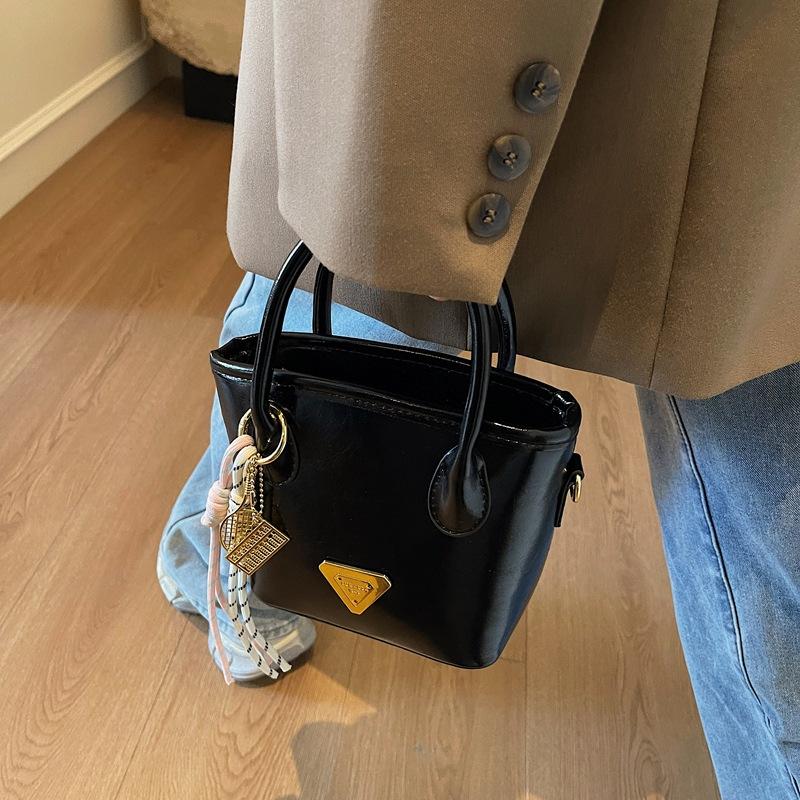 This year's popular retro bag women's large-capacity 2025 new spring and summer casual messenger bag portable bucket bag