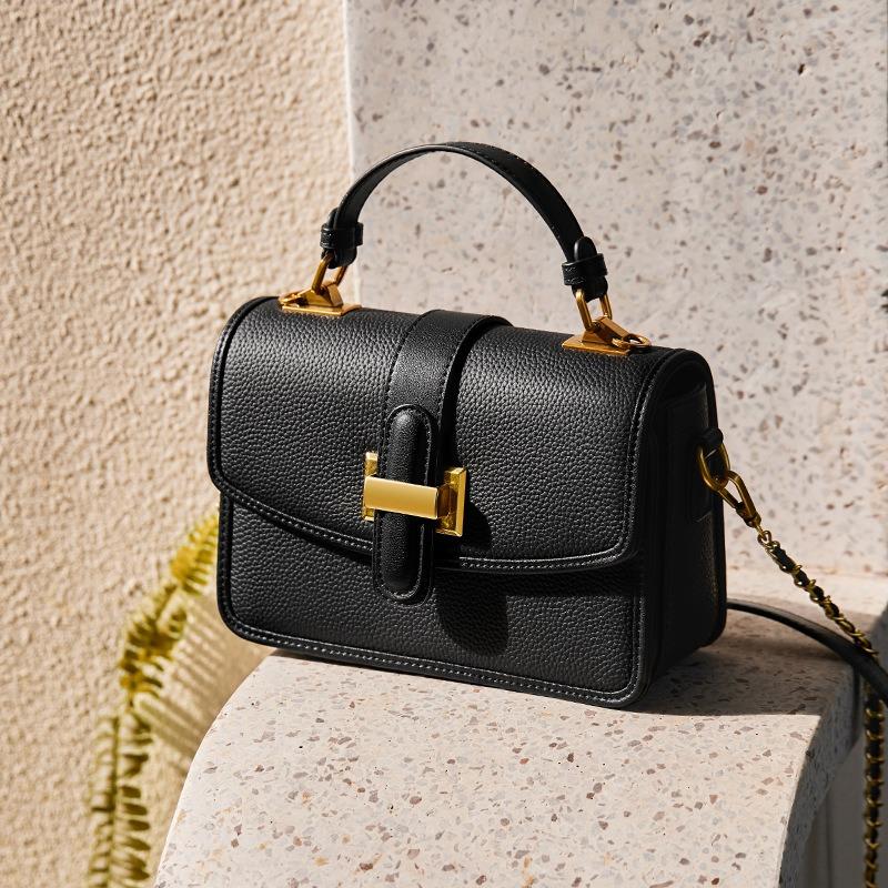 Женская сумка-мессенджер из натуральной кожи — фото 8