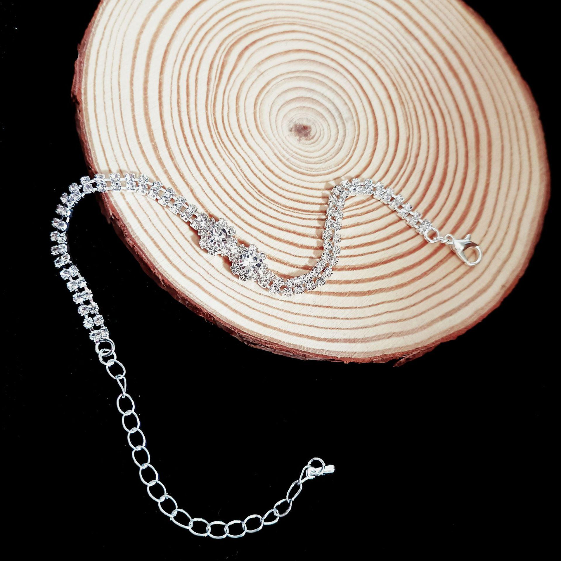 

Элегантный комплект свадебных украшений из трех предметов: Бриллиантовое колье, серьги и браслет