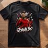 Ronaldo T-Shirt Fußball Fan Design, Gildan 64000 Unisex Tee, Sportgeschenk für Fans, Streetwear Fußballshirt im Modernen Poster Art Look