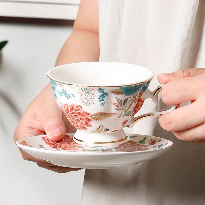 Sada květinových šálků a podšálků se zlatým okrajem Porcelánové hrnky na latte pro párty, narozeniny, kavárnu, domov a vánoční dárek