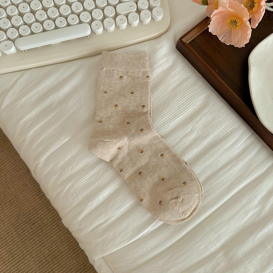 Soft Little Floral Socks for Autumn and Winter, Mid-length Children's Socks That Are Versatile and Elegant, Pile-up Socks, and Long Socks.