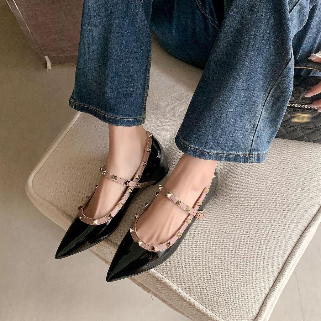 Pointed rivet single shoes~ inner height increase French shallow mouth soft patent leather temperament commuting versatile inner height increase si