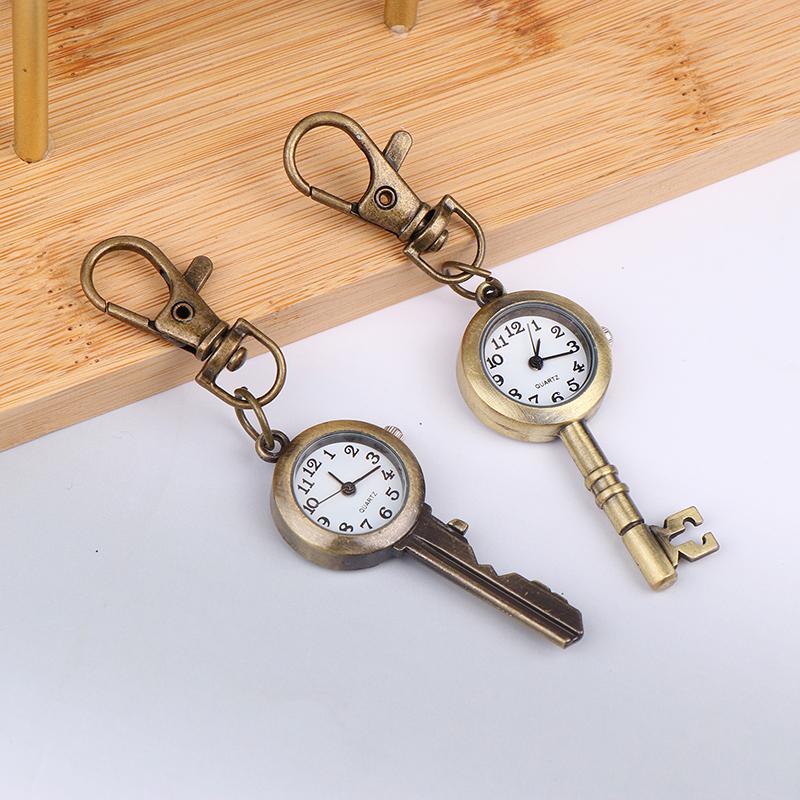 Niedliche schöne Taschenuhr im Markenstil mit Schlüsselanhänger und Kette aus Quarz