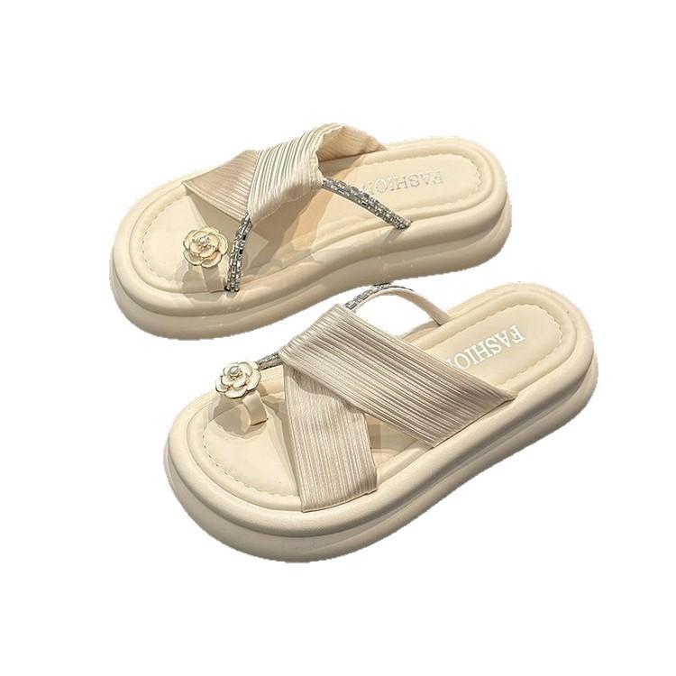 Beautiful slippers women's 2025 summer new French camellia outer wear thick-soled cover toe cool slippers soft-soled beach shoes