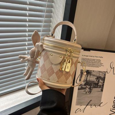 2025 New Fashion Retro Versatile Small Bag Women's Fashion Niche Messenger Bag Texture Diamond Portable Bucket Bag
