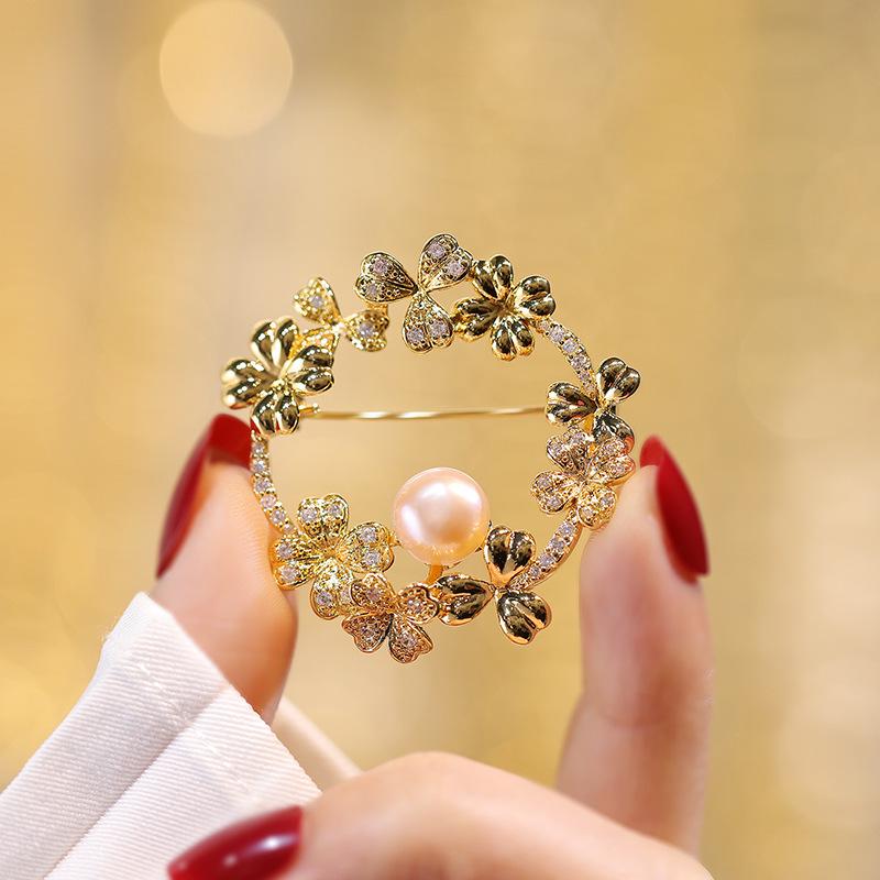 Bo Xin Yun Zirconia Wreath Brooch with Freshwater Pearl