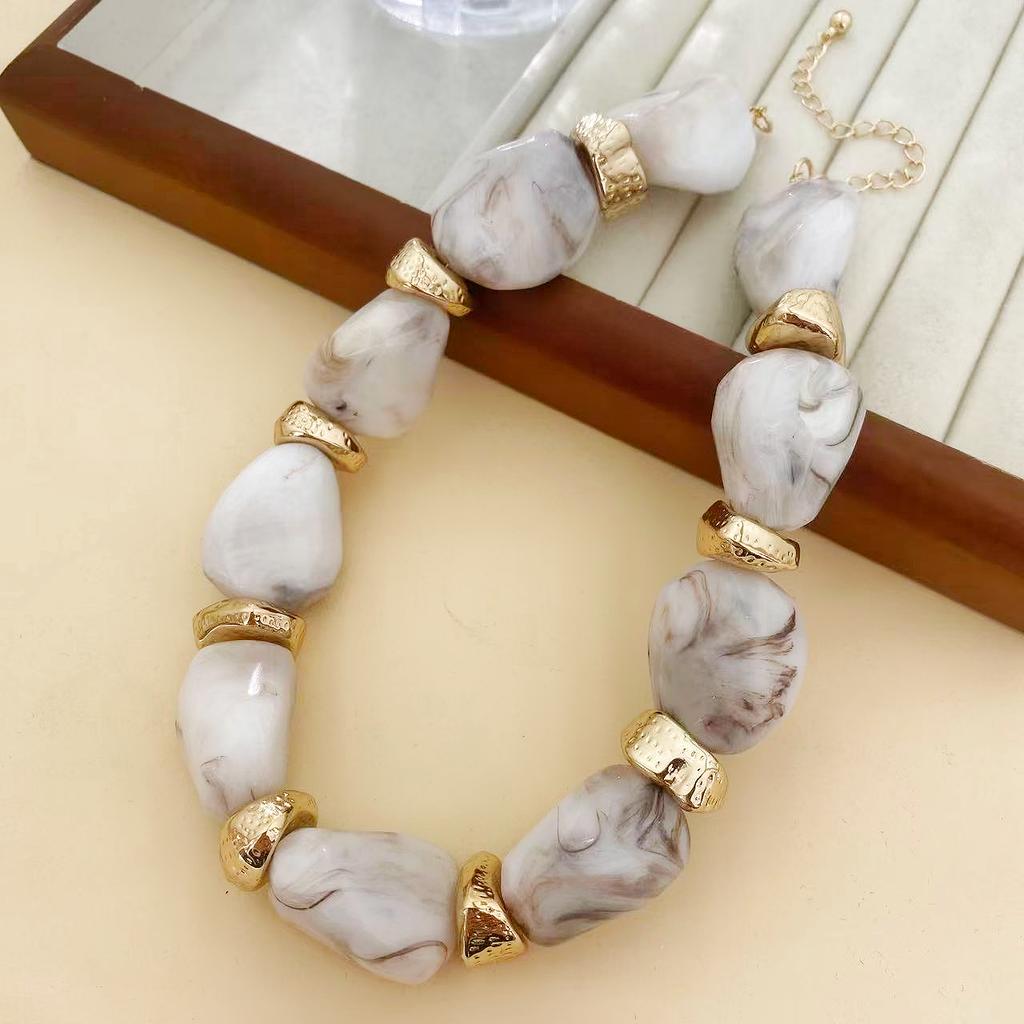 Irregular acrylic textured bead collarbone chain suitable for women's daily and party wear