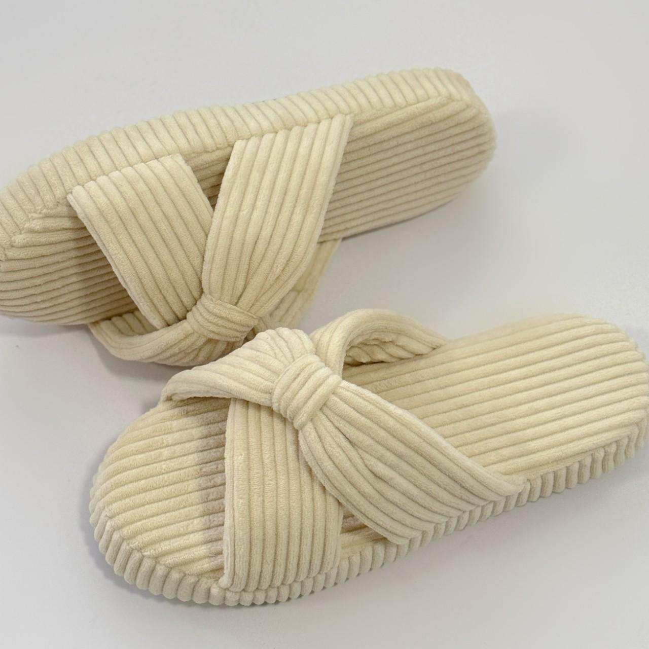 Домашние тапочки с перекрещивающимися полосками — фото 4