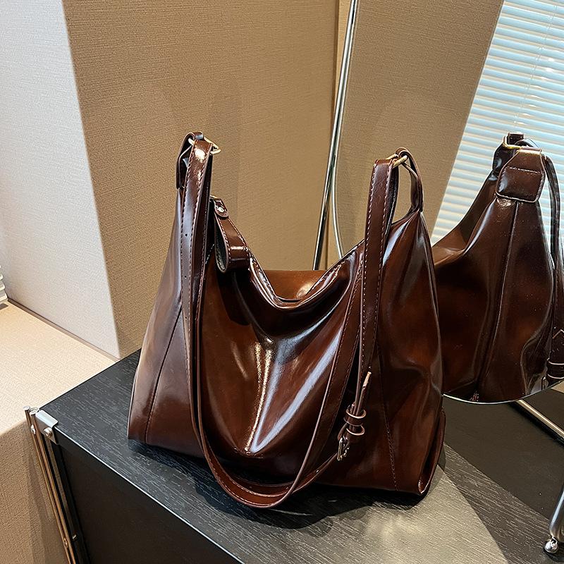 Retro Large-capacity Bag Women's Autumn and Winter New Versatile Casual Shoulder Messenger Bag Commuter Tote Bag