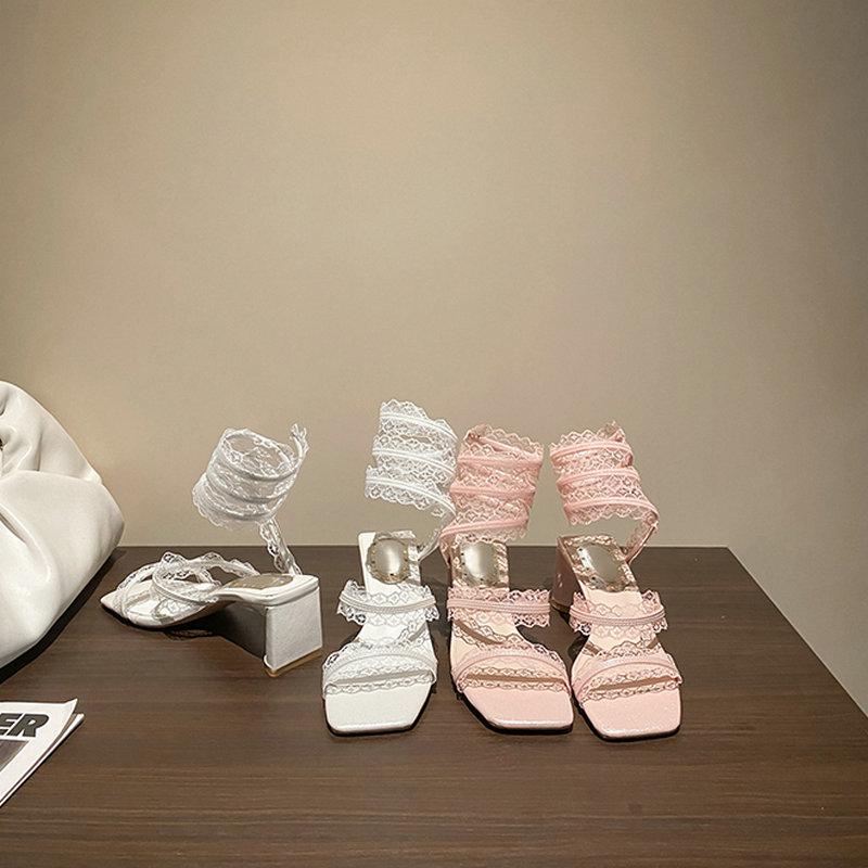 A 2025 French Retro Lace Lace-Up Open-Toe High Heel Female Summer Wear Square-Toed Thick-Heeled Sandals On The Outside