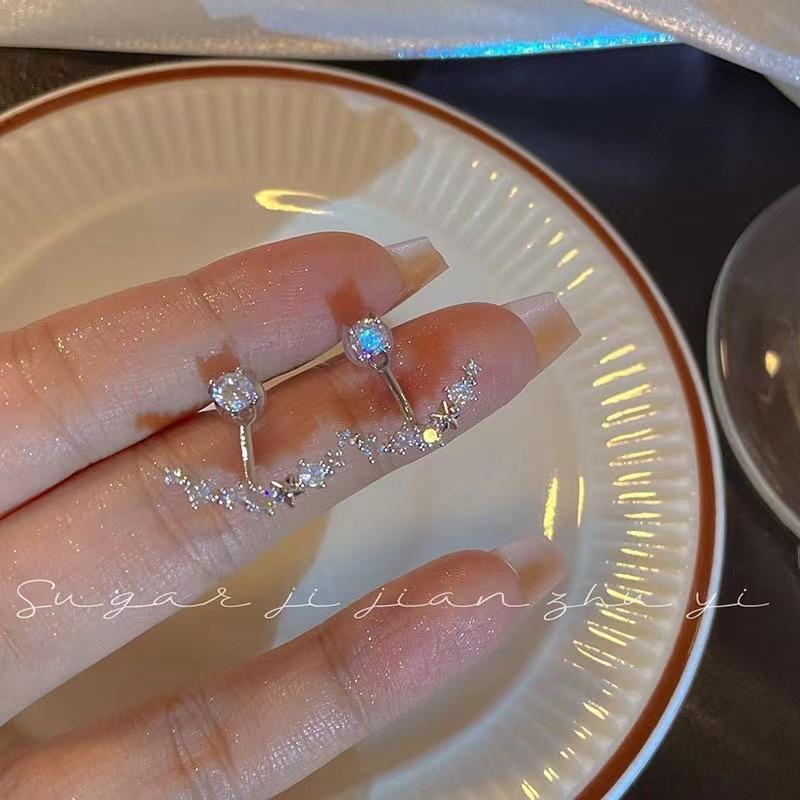 

New exquisite niche design super flash zircon stud earrings, a two-wear temperament high-end earrings earrings.