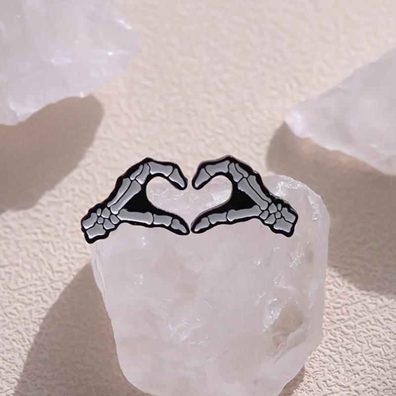 Artistic Alloy Skeleton Heart Gesture Brooch Vintage Cartoon Style For Accessories Trendy