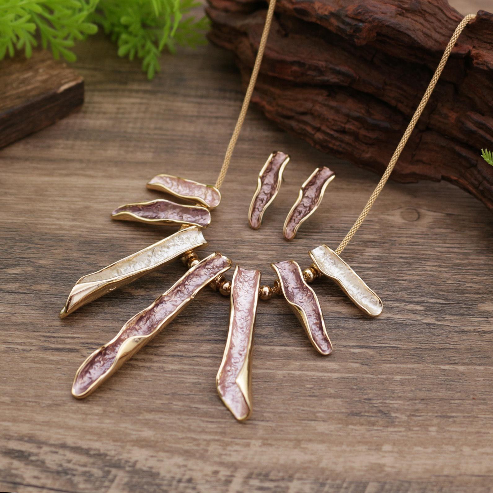 

Новый эмалированный геометрический набор серег-пусетов и колье, женская преувеличенная высококлассная линейная цепочка на шею