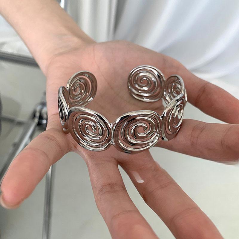 Exaggerated Diamond Inlaid Spider Open Bangle: Trendy High-End Fashion Jewelry for Women