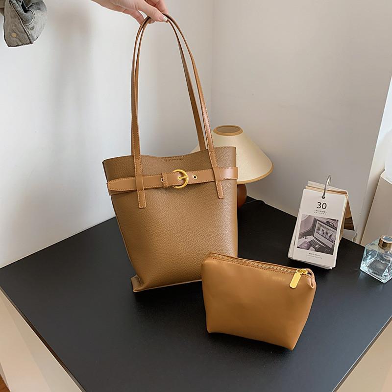 Sophisticated Women s Handbag 2023 New Arrival Autumn Winter Commuter Water Bucket Bag Niche Single Shoulder Bag коричневый