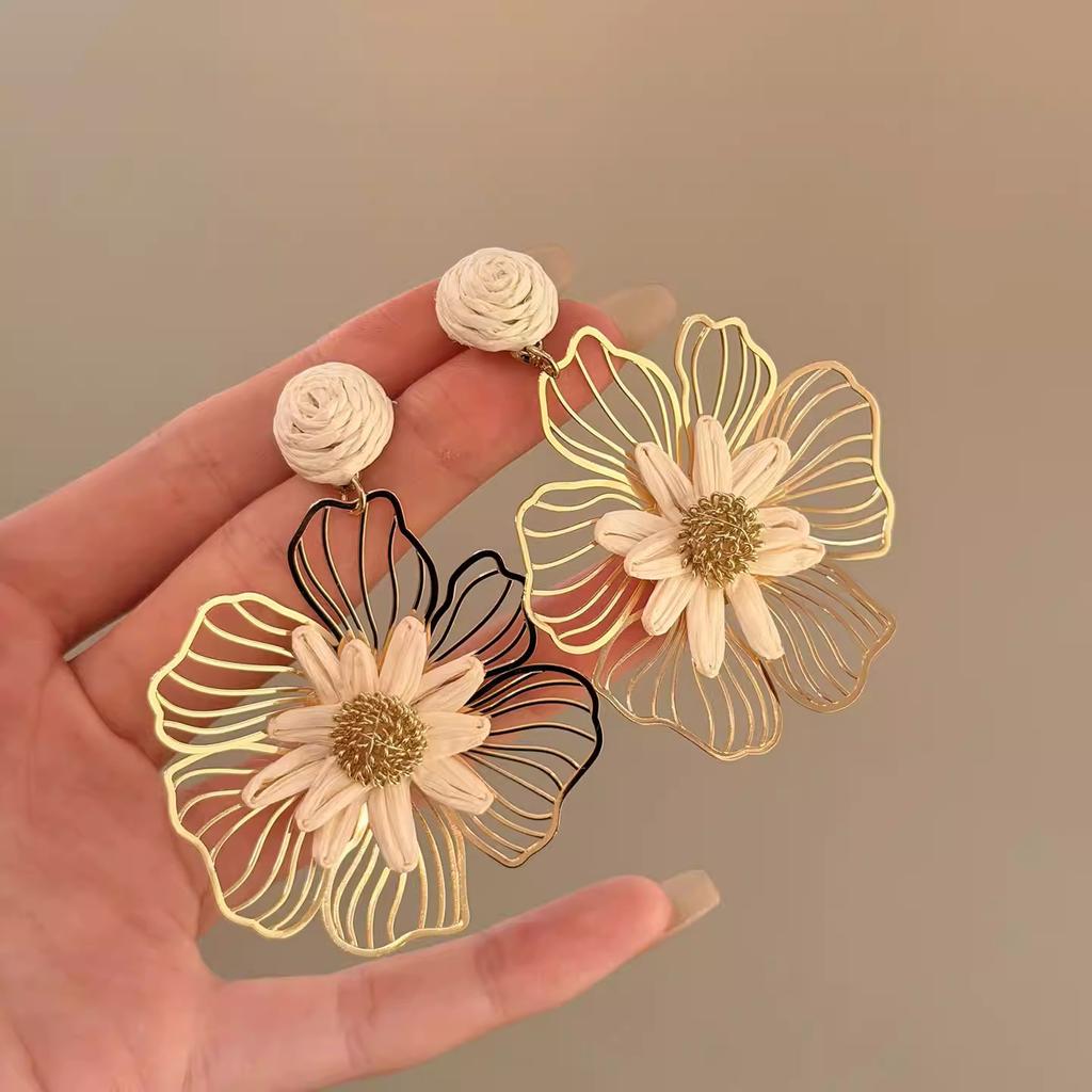 Women Luxury Exaggerated Flower Shaped Straw Woven Fashion Stud Earrings