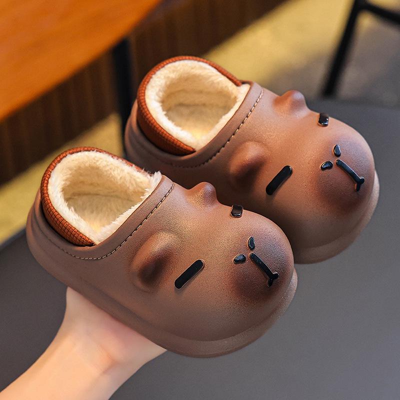 Dziecięce bawełniane kapcie antypoślizgowe Cang-Capybara: Urocze Zimowe Kapcie Indoor z Miękką Podeszwą i Zabawnym Wzorem Kupki