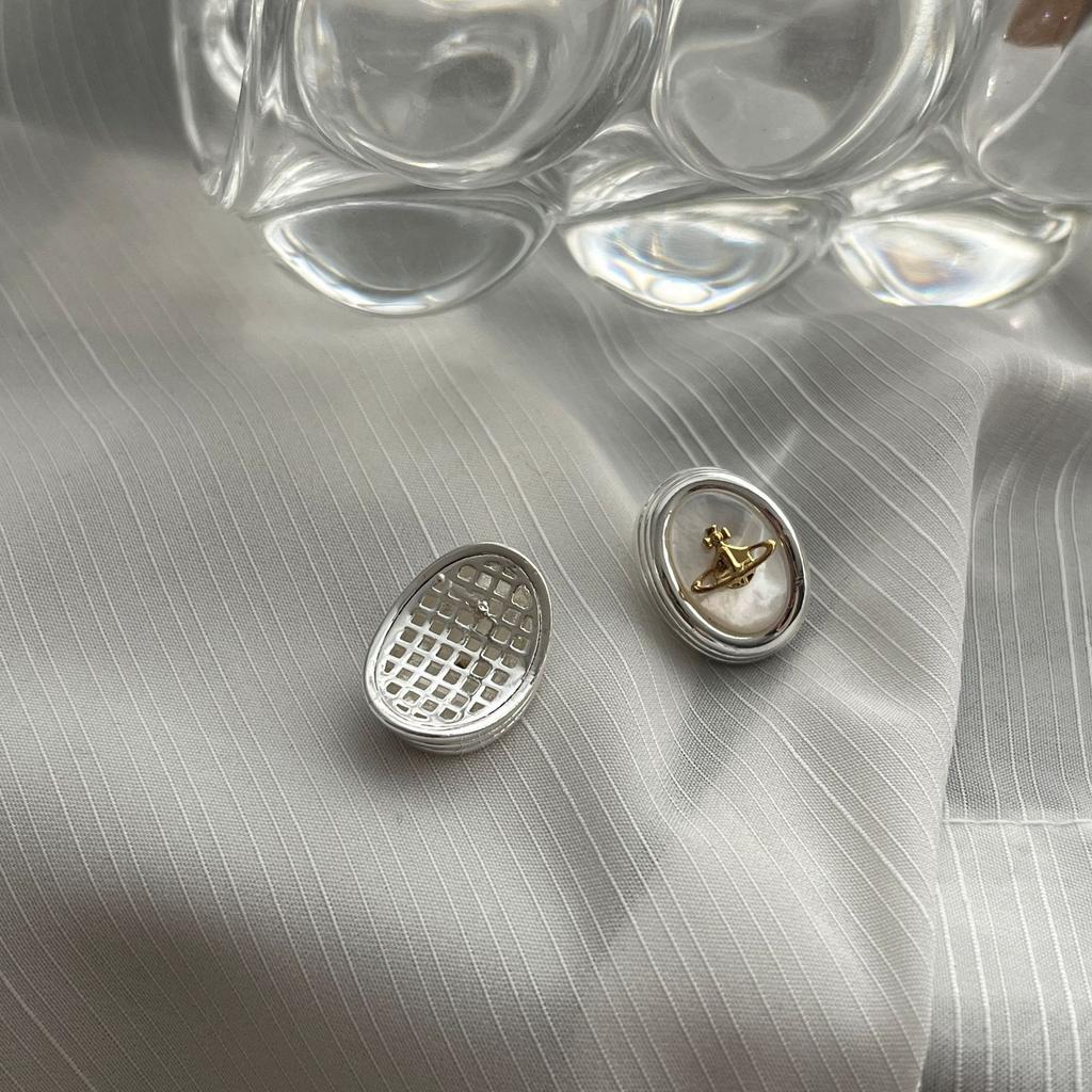 French Light Luxury Court Style Design Earrings Temperament Hong Kong Style Earrings Graphic Metal Oval Fritillary Stud Earrings