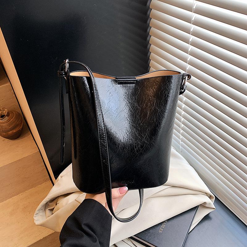 Premium Sense Bucket Bag Women's Large-capacity Niche Design Versatile Foreign Style Shoulder Bag Commuting Messenger Bag Women