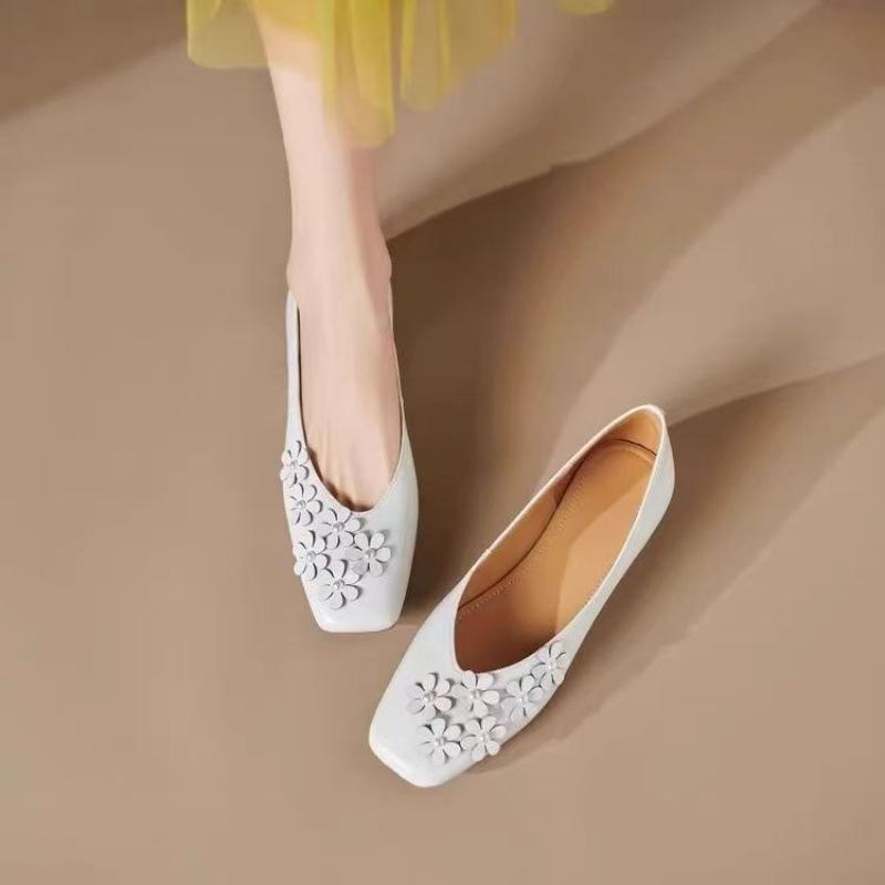 

2025 spring new model new flower decoration gentle lady style square head shallow mouth flat sole single shoes soft sole Doudou shoes 35