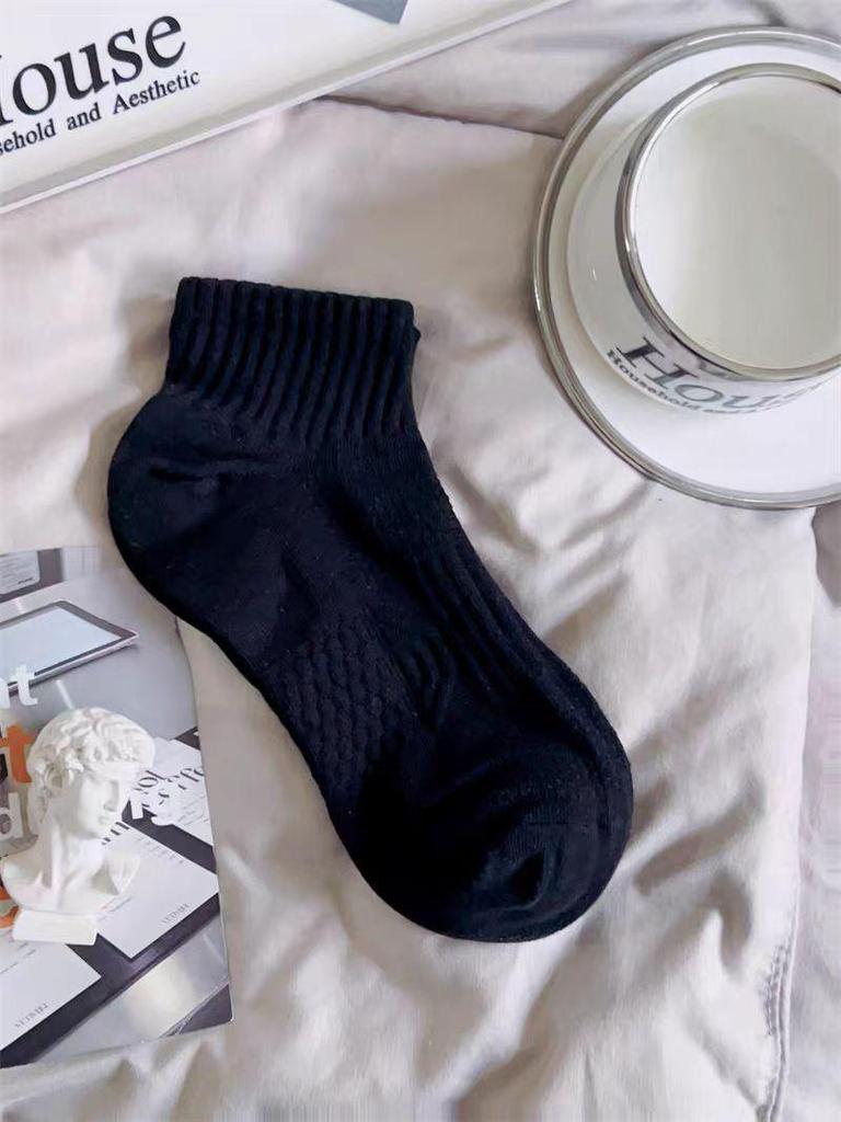 Herren Trendige Schwarz & Weiße Niedrig Geschnittene Geruchsresistente Schweißabsorbierende Kurze Socken für den Sommer