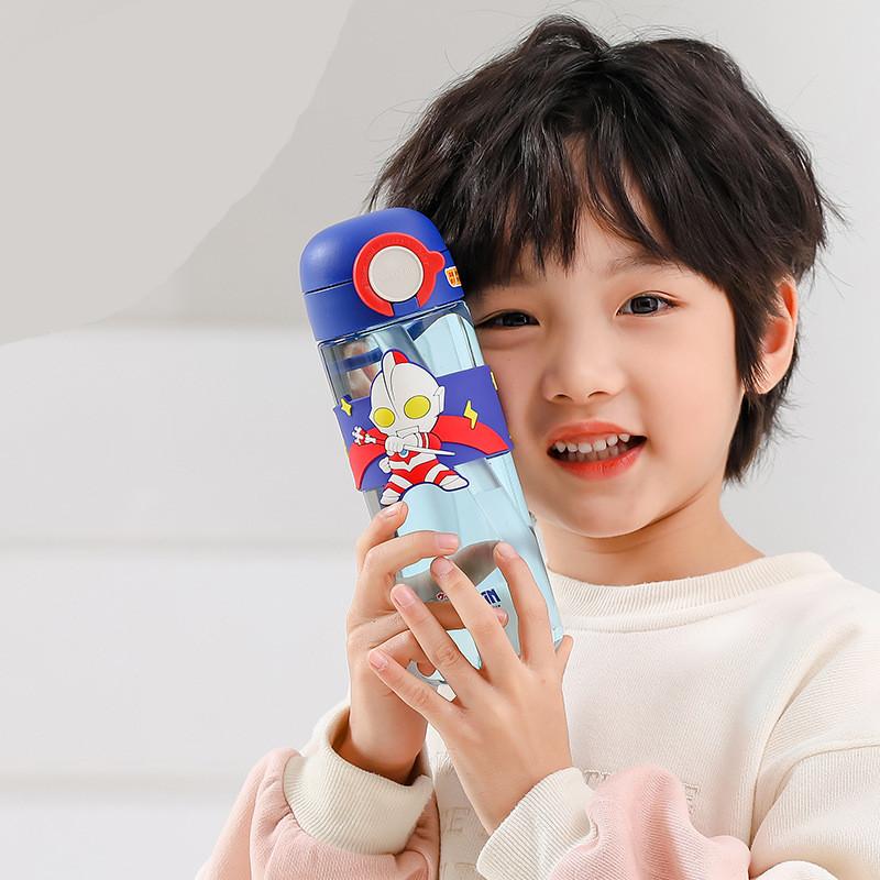

Plastic Ultraman 560ml Water Bottle Cartoon Sealing Straw Drinking Lightweight красный
