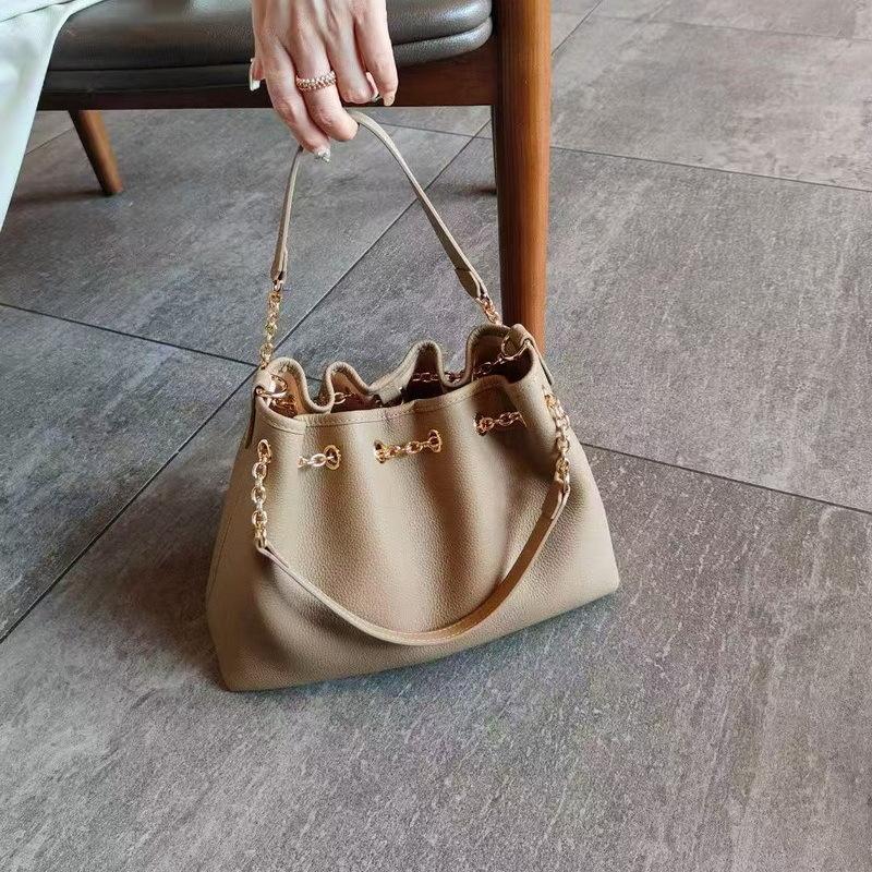 

25 New Style Real Leather Women s Bag Fashion Chain Large Capacity Casual Bag High-grade Single Shoulder 29x22x11CM светло-серый