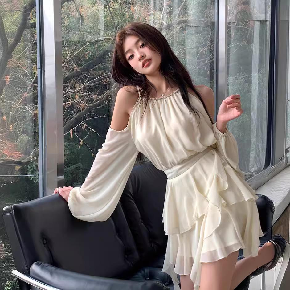 High-quality Korean version of autumn clothing, new sweet temperament, apricot neck off-the-shoulder top, waist skirt, two-piece suit for women