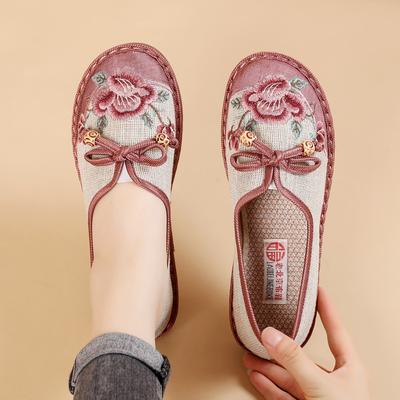 Sapatos bordados estilo étnico femininos de um pedal moda retrô sola plana sapatos de mãe sola macia confortável sapatos de pano Old Beijing femininos