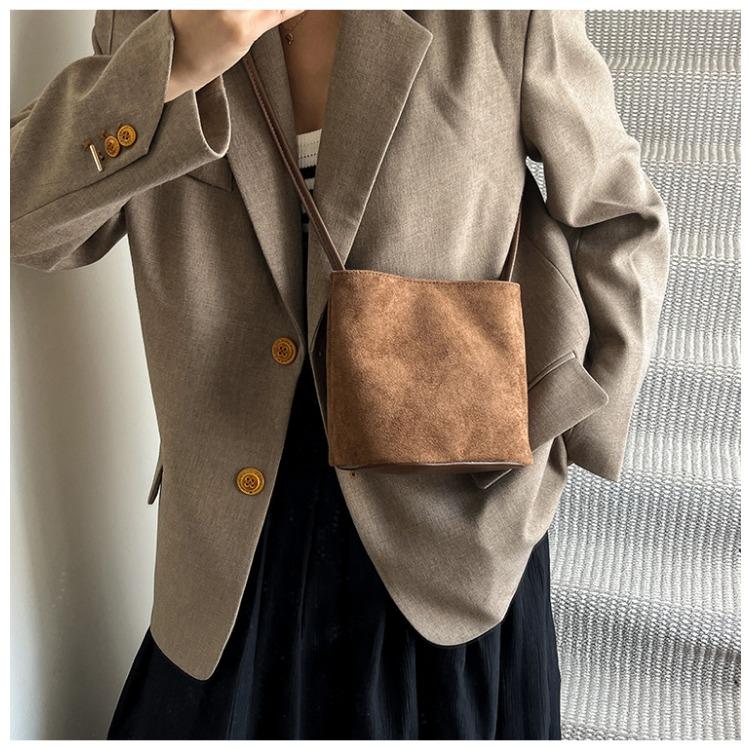Women Suede Bucket Bag Faux Suede Shoulder Bag Large Capacity Women's Commuting Bags Retro Trendy Solid Color Tote Handbags 2025
