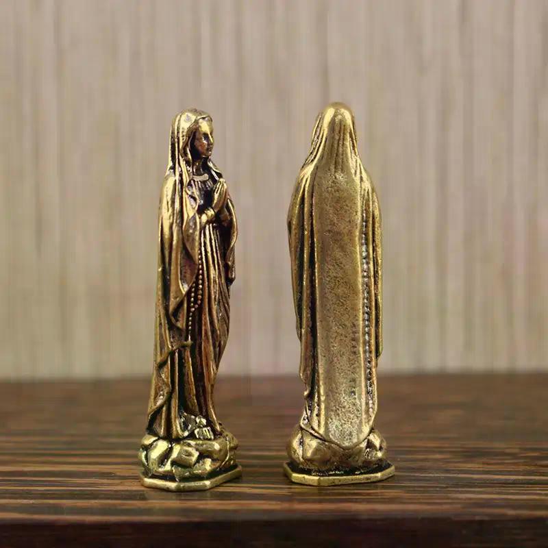 Mosazný přívěsek s figurkou Marie Mosazná figurka Marie Čistá měď Vintage figurka Panny Marie