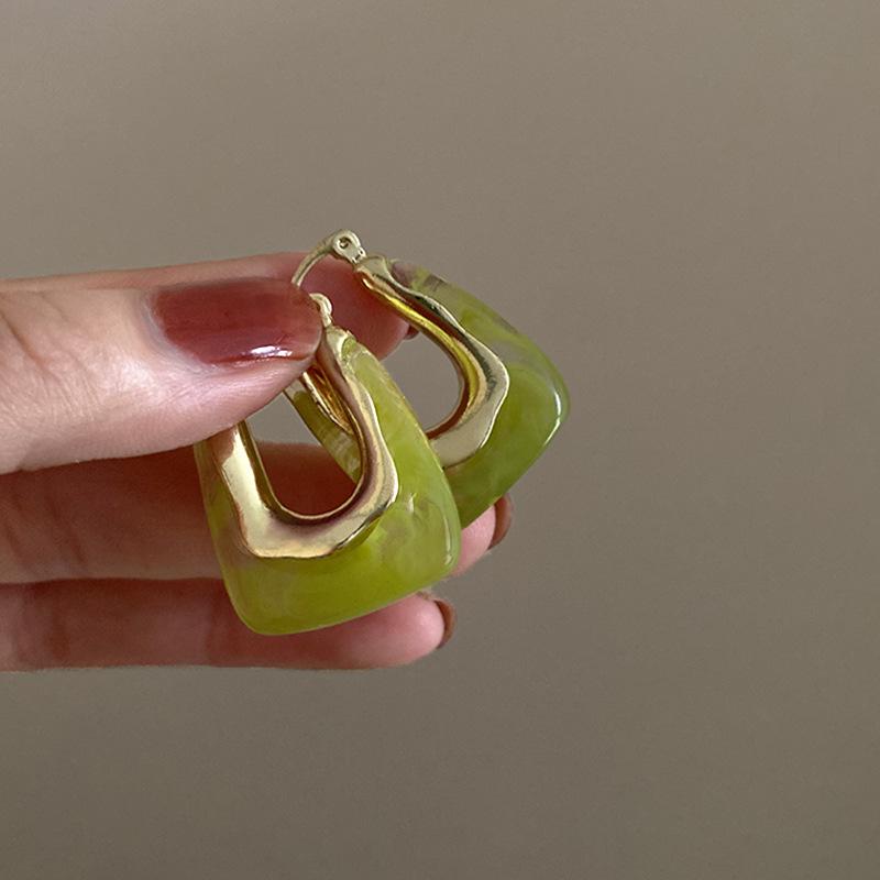 Korean retro geometric U-shaped resin ear buckle temperament simple earrings Mori Hong Kong style fashion fairy personalized earrings